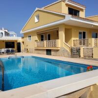 CHALET CON PISCINA EN ES CASTELL