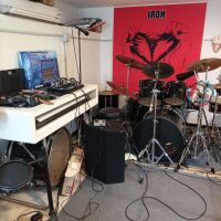 GUITARRISTA, BAJISTA Y CANTANTE