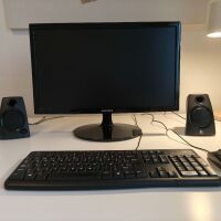 MONITOR, ALTAVOCES Y TECLADO