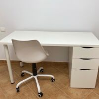 ESCRITORIO CON CAJONES Y SILLA