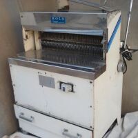 MÁQUINA PARA CORTAR EL PAN EN RODAJAS 