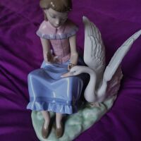 FIGURA DE LLADRÓ DE NIÑA CON CISNE