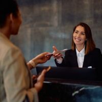 PRECISAMOS RECEPCIONISTA ES MIGJORN