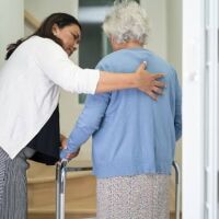 CUIDADO Y ACOMPAÑAMIENTO DE PERSONAS MAYORES