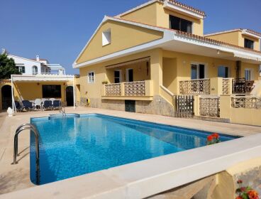 CHALET CON PISCINA EN ES CASTELL