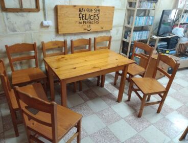 8 SILLAS Y UNA MESA