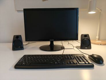 MONITOR, ALTAVOCES Y TECLADO