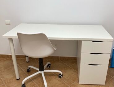 ESCRITORIO CON CAJONES Y SILLA