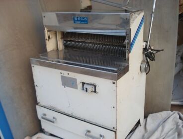 MÁQUINA PARA CORTAR EL PAN EN RODAJAS 