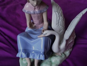 FIGURA DE LLADRÓ DE NIÑA CON CISNE