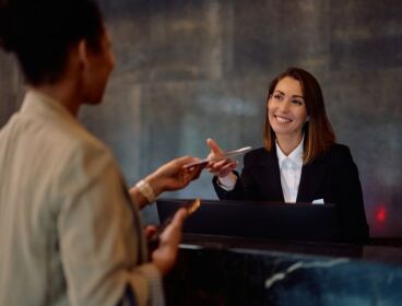PRECISAMOS RECEPCIONISTA ES MIGJORN