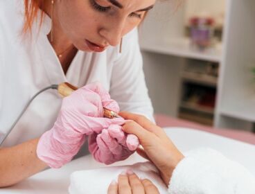 PRECISAMOS ESTETICIÉN Y MANICURISTA